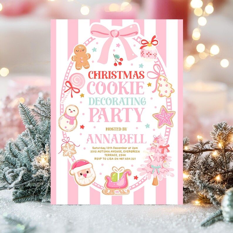 Pode incluir: Convite listrado rosa e branco para uma festa de decora&ccedil;&atilde;o de biscoitos de Natal. O convite apresenta um design de guirlanda com bonecos de gengibre, um boneco de neve e um biscoito do Papai Noel. O texto diz "Christmas Cookie Decorating Party".