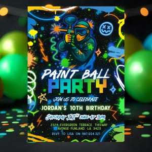 Può includere: Un invito a una festa di paintball nero con accenti verde neon, blu, arancione e giallo. Il design presenta una grafica di un giocatore di paintball e il testo "PAINT BALL PARTY" con i dettagli dell'evento, tra cui "JORDAN'S 10TH BIRTHDAY".