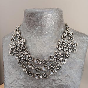 Naszyjnik z geometrycznym trójkątem w kolorze srebra z kryształkami