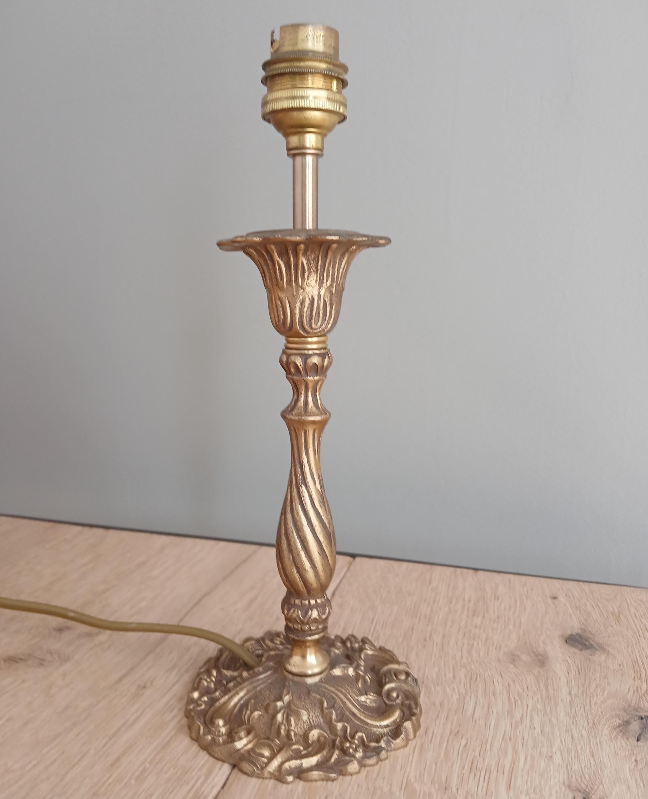 Lampadaire style Louis XIV bronze doré et abat-jour, pied tripode, vintage
