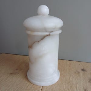 Vaso da farmacia con coperchio in alabastro, altezza 21 cm