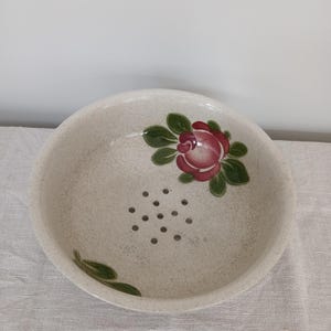 Beige Ceramic Fruit & Vegetable Drainer 3 Feet Flower