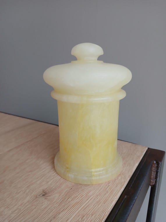 Yellow apothecary jar with alabaster lid, 14.5 cm high, raw stone
