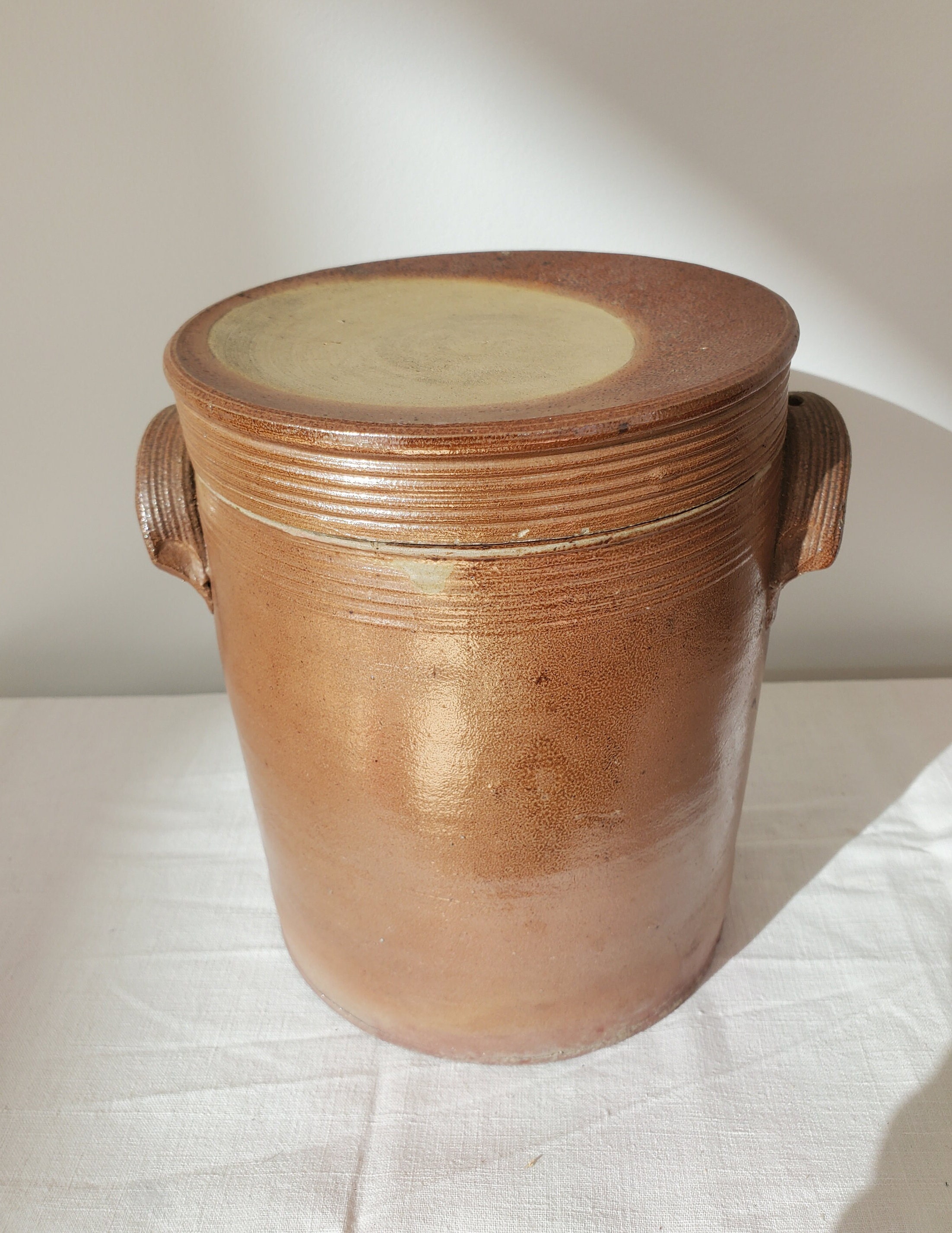 Pot à cornichons en grès, fait en France , et sa pince en bois