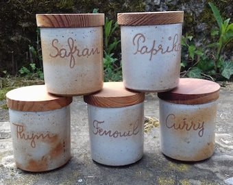 5 Pots à épices en grès du Marais avec couvercles en bois années 70