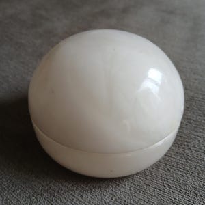 Pequeña caja redonda en alabastro blanco satinado