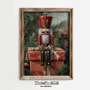 Lámina navideña vintage de Cascanueces: Soldado de juguete sobre regalo (Descarga digital)