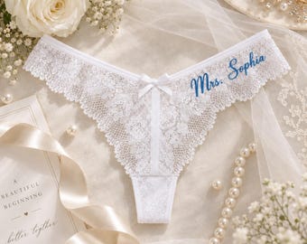 Personalisierter Braut-Tanga, individuelles Brautgeschenk, Hochzeitsdessous aus Spitze, Geschenk zum Junggesellinnenabschied, Geschenk für die zukünftige Braut