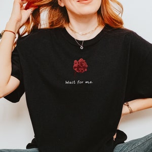 Hadestown besticktes Komfortfarben-T-Shirt, warten auf mich besticktes Oberteil, Broadway-Musicaltheater Unisex-T-Shirt