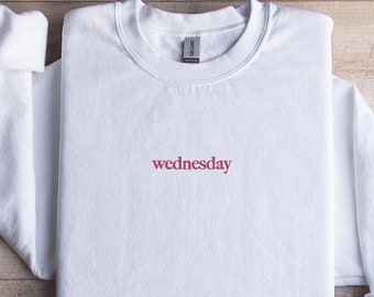 Sudadera unisex con cuello redondo bordado de "MEAN GIRLS Wednesdays We Wear Pink", ideal para teatro o cine.