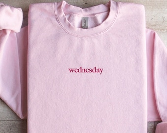 Sudadera unisex con cuello redondo bordado de "MEAN GIRLS Wednesdays We Wear Pink", ideal para teatro o cine.