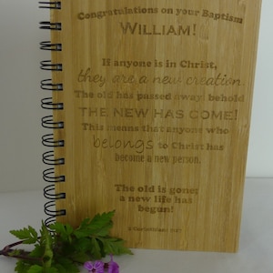 Gepersonaliseerde doop bamboe notitieboekje 2 Korintiërs 5:17 Bijbelvers Lasergegraveerd afbeelding 1