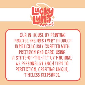 K&ouml;nnte beinhalten: Das Bild zeigt das Lucky Luna Apparel-Logo in Rot und Wei&szlig;, &uuml;ber einem wei&szlig;en Rechteck mit roten R&auml;ndern. Das Rechteck enth&auml;lt Text, der den UV-Druckprozess beschreibt und Pr&auml;zision und Sorgfalt bei der Herstellung einzigartiger Andenken hervorhebt.