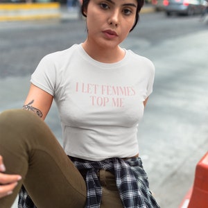 Dejo que las mujeres me superen camiseta de bebé, camisa de ajuste de bebé lesbiana, camiseta de cultivo de bebé, estética de mujer lesbiana