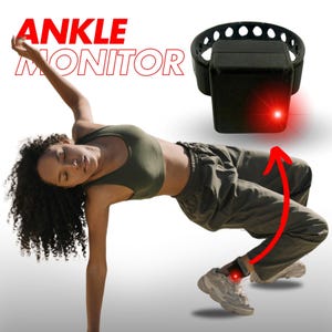 Może przedstawiać: Czarny monitor kostki z czerwonym światłem. Monitor jest noszony na kostce osoby wykonującej ruch taneczny. Tekst "ANKLE MONITOR" jest napisany czerwonymi literami na białym tle.