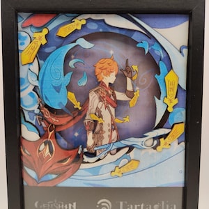 Op de afbeelding: Een ingelijste 3D-kunstprint van een personage uit het videospel Genshin Impact. Het personage is een jonge man met oranje haar en blauwe ogen, die een wit-gouden outfit draagt. Hij is omringd door draaiend blauw water en gouden zwaarden. De print is getiteld "Genshin Impact" en "Tartaglia".