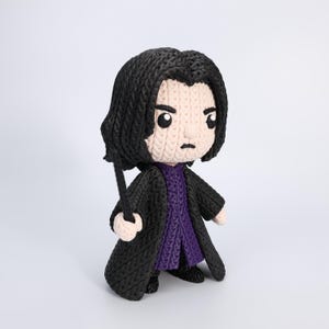 Mago Oscuro Estilo Ganchillo – Figura de Fantasía Coleccionable