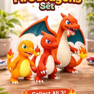 Può includere: Un set di tre figure di draghi di fuoco all'uncinetto, arancioni e rosse. Le figure includono Charmander, Charmeleon e Charizard. L'immagine include il testo "Crochet Fire Dragons Set" e "Collect All 3!"