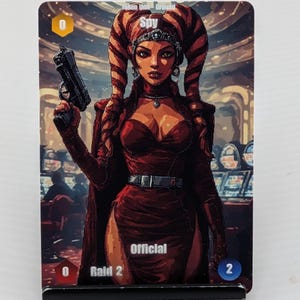 Op de afbeelding: Een witte keramische mok met een zwarte handgreep en de tekst "But First, Coffee" in een vetgedrukte, zwarte letter. De mok staat tegen een vage achtergrond, wat een gezellige setting suggereert.