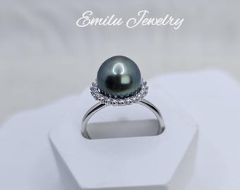 Könnte beinhalten: Ein silberner Ring mit einem großen schwarzen Perl und einem Heiligenschein aus kleinen Diamanten.