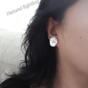 Orecchini a bottone con perle barocche bianche naturali, perla d'acqua dolce da 16 mm, spilla S925, pietra portafortuna di giugno, festa della mamma, per la mamma, per lei.