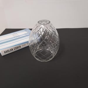 Peut inclure: Ensemble de trois mugs en céramique avec une finition mate et mouchetée. Les tasses sont de couleur crème, gris clair et gris foncé. Chaque mug a un design simple et minimaliste.