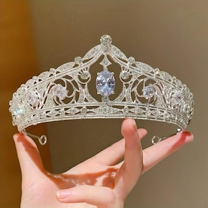 Free Gift Wrapping, Bridal Tiara, Crystal Crown, Silver Tiara, Princess Hair Piece, Wedding Tiara, Bridal Headband, Sweet 16 Crown, Silver