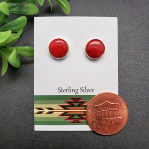 JJS-655 | Zierliche rote Koralle Ohrringe | Sterling Silber Rote Koralle Ohrstecker | Silber Rote Stein Ohrstecker | Zierliche kleine rote Korallen Ohrstecker mit einem Durchmesser von 9mm
