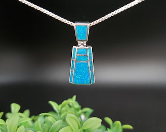 QQ-301 / Colgante con incrustaciones de ópalo azul grande / Colgante de ópalo azul fuego en plata esterlina / Colgante de ópalo azul de diseño del suroeste en plata maciza