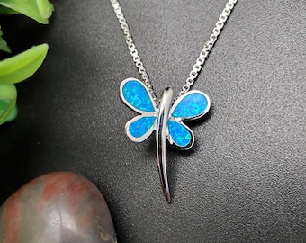 QQ-454 / Collar con colgante de libélula de ópalo azul delicado, opción de collar de cadena de plata / Collar de ópalo azul de plata esterlina / Libélula grande