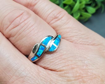 GG-132 / Anillo de ópalo azul delicado / Anillo de ópalo de fuego de plata esterlina / Anillo de ópalo simple pequeño / Anillo de uso diario / Hermoso anillo de ópalo azul plateado