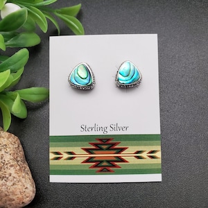 Könnte beinhalten: Sterling-Silber-Ohrringe mit einem dreieckigen Abalone-Muschel-Design. Die Ohrringe befinden sich auf einer weißen Karte mit dem aufgedruckten Text "Sterling Silver".