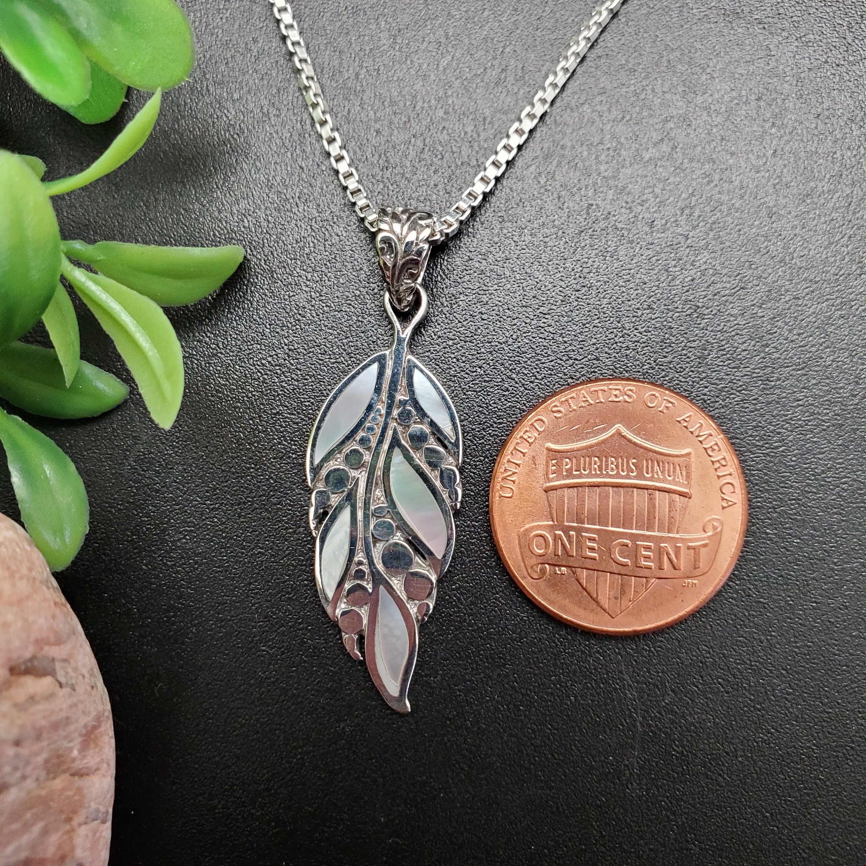 QQ-574 | Inlaid White Shell Inlay Leaf Necklace Pendant QQ-574 | Inlaid White Shell Inlay Leaf Necklace Pendant