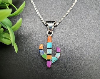 QQ-360 | 2-zijdige witte opaal, veelkleurige ingelegde cactuskettinghanger | Sterlingzilveren witte opaal cactushanger | Veelkleurige ketting