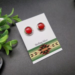 JJS-660 | Zierliche rote Koralle Ohrringe | 10 mm Sterling Silber Rote Koralle Ohrstecker | Silber Rote Stein Ohrstecker | Rote Koralle Inlay Posts