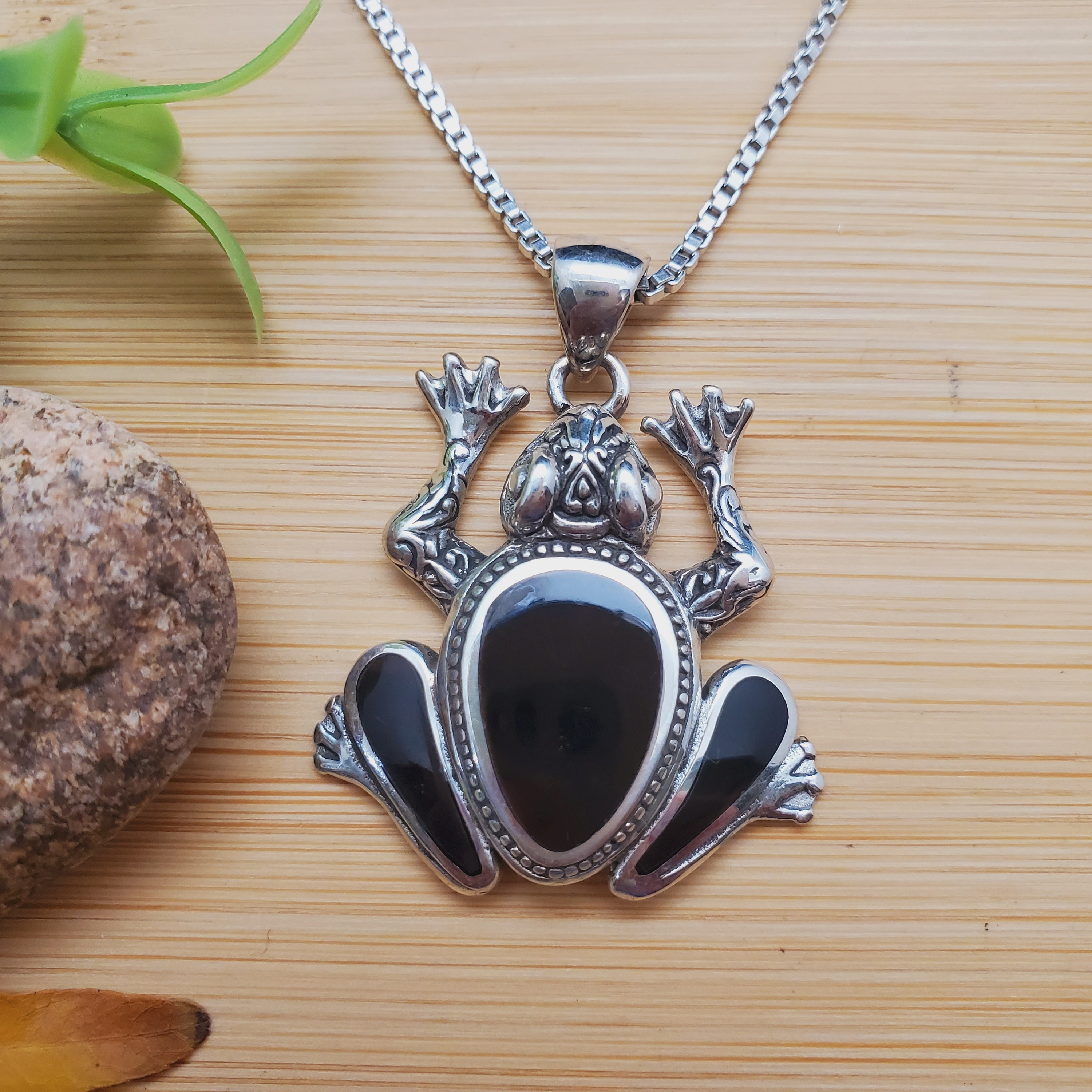 ATS-AYU081 | ブラックオニキスインレイフロッグネックレスペンダント