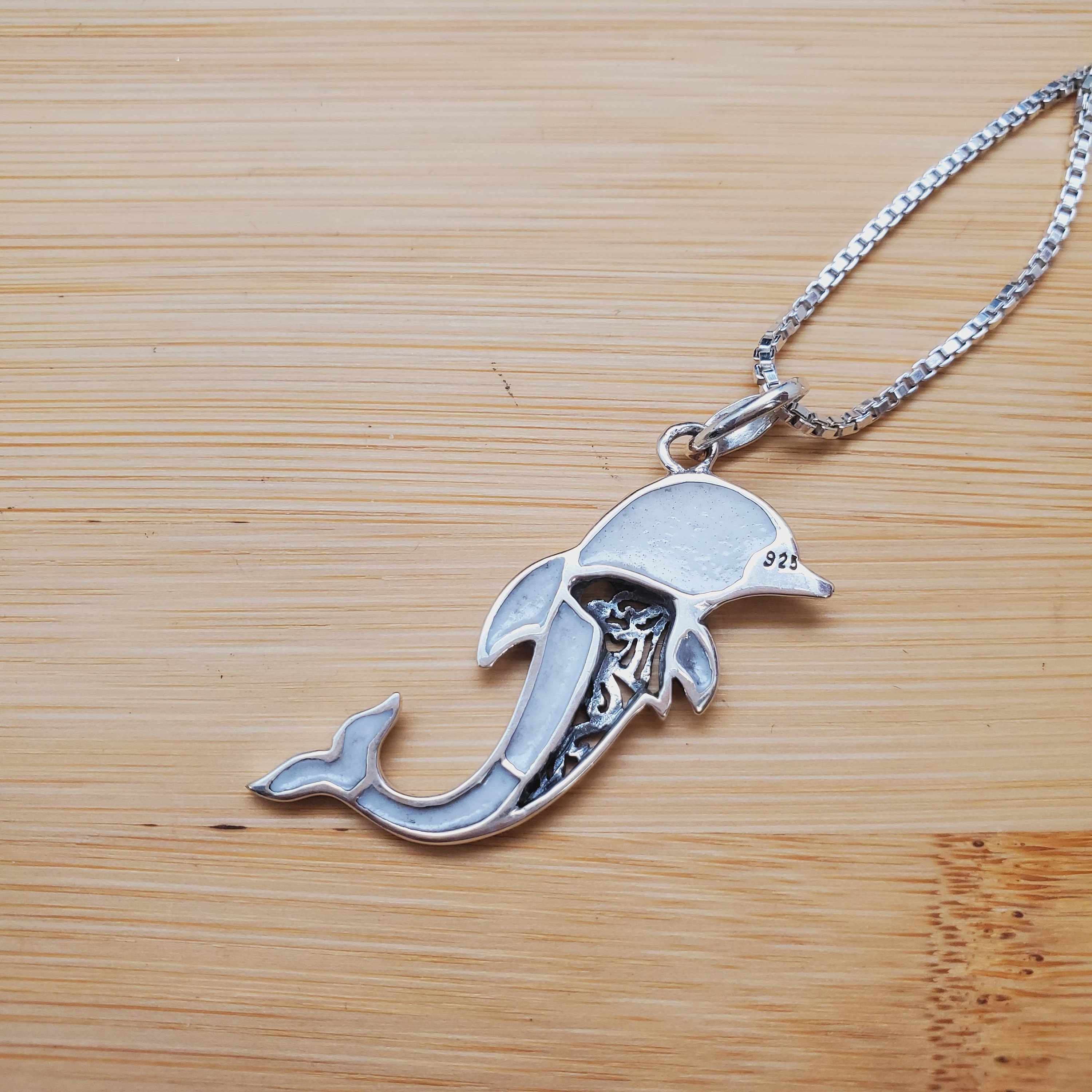 Collier Sautoir Dauphin Porte-bonheur Avec Strass Blanc - Métal Argenté, Neuf Avec étiquettes