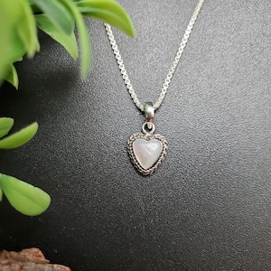 ATS#PD028 | Litet hjärta | Elegant vitt pärlemorhalsband med hänge och möjlighet till silverkedja | Vitt snäckskalhänge i sterlingsilver