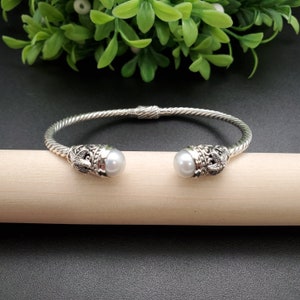 KK-198 | Sterlingzilveren witte parelmoer armband manchet | Balinese parelkralen armband manchet | Handgemaakte parelzilveren armbandsieraden