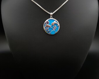 Collana con ciondolo a forma di delfino dell'oceano in opale blu Olive