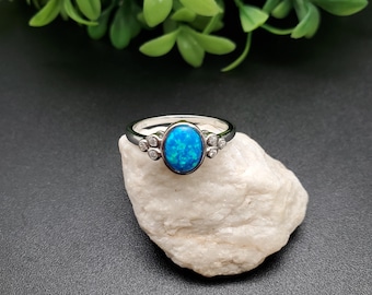GG-129 / Anillo delicado de ópalo azul con circonita cúbica / Anillo de ópalo de fuego de plata esterlina / Anillo pequeño y sencillo de ópalo / Anillo de uso diario / Hermoso anillo de ópalo azul plateado