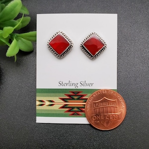 JJS-673 | Zierliche 11x11 rote Koralle Ohrringe | Sterling Silber Rote Koralle Ohrstecker | Roter Stein Ohrstecker | Einfache quadratische Korallenpfosten