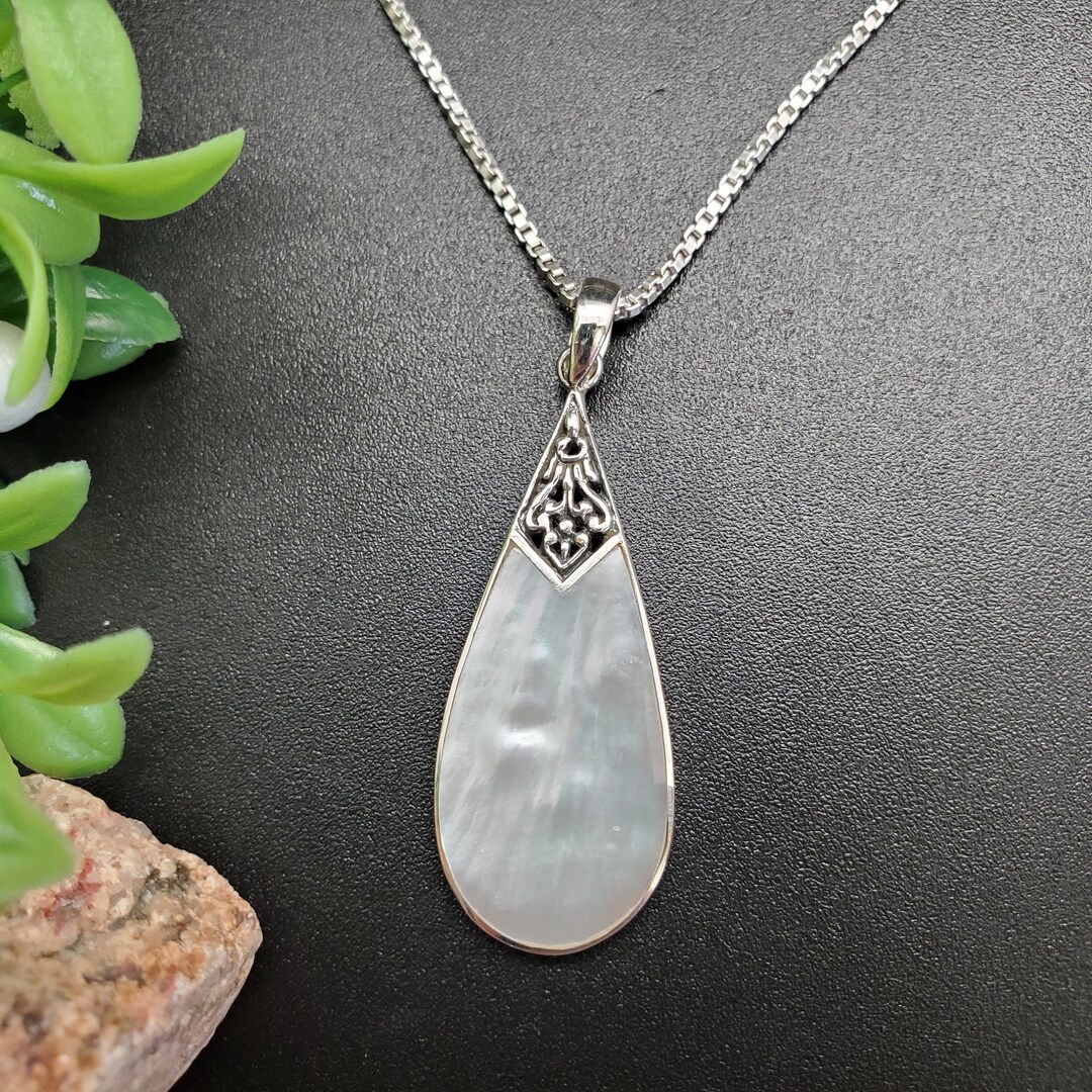 White Mother of Pearl Teardrop Golden Pendant Necklace main image 1