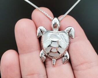 Pendentif Tortue En Métal Argentifère Et Coquillage – Style Ethnique, Années 2010, Longueur 5 Cm