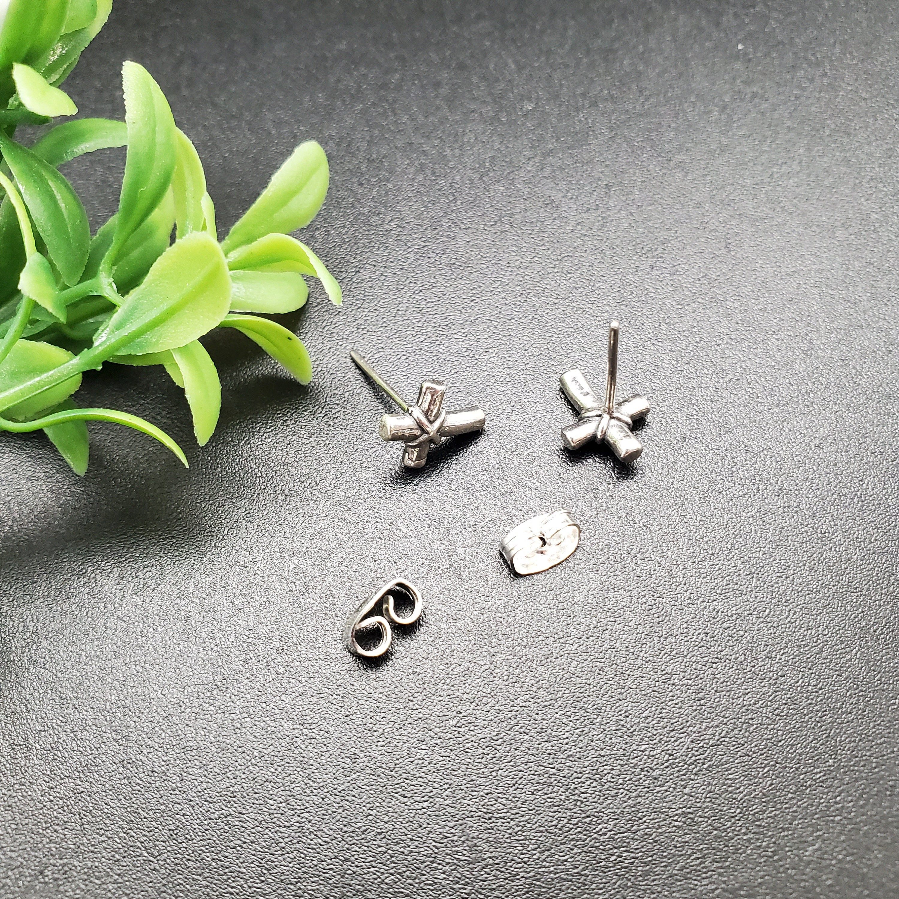 555Jewelry Orecchini a perno a forma di croce pendente, per