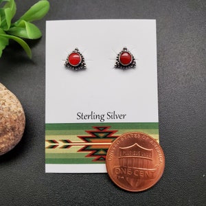JJS-565 | Zierliche Kleine Rote Korallen Ohrringe | Kleine Sterling Silber rote Koralle Ohrstecker |  Silber Rote Stein Ohrstecker | Coral Beiträge
