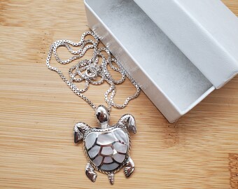 Broche (ou Pendentif) Tortue En Argent 925 Plaqué Or Blanc Avec Nacre Irisée - Neuve Sans Emballage