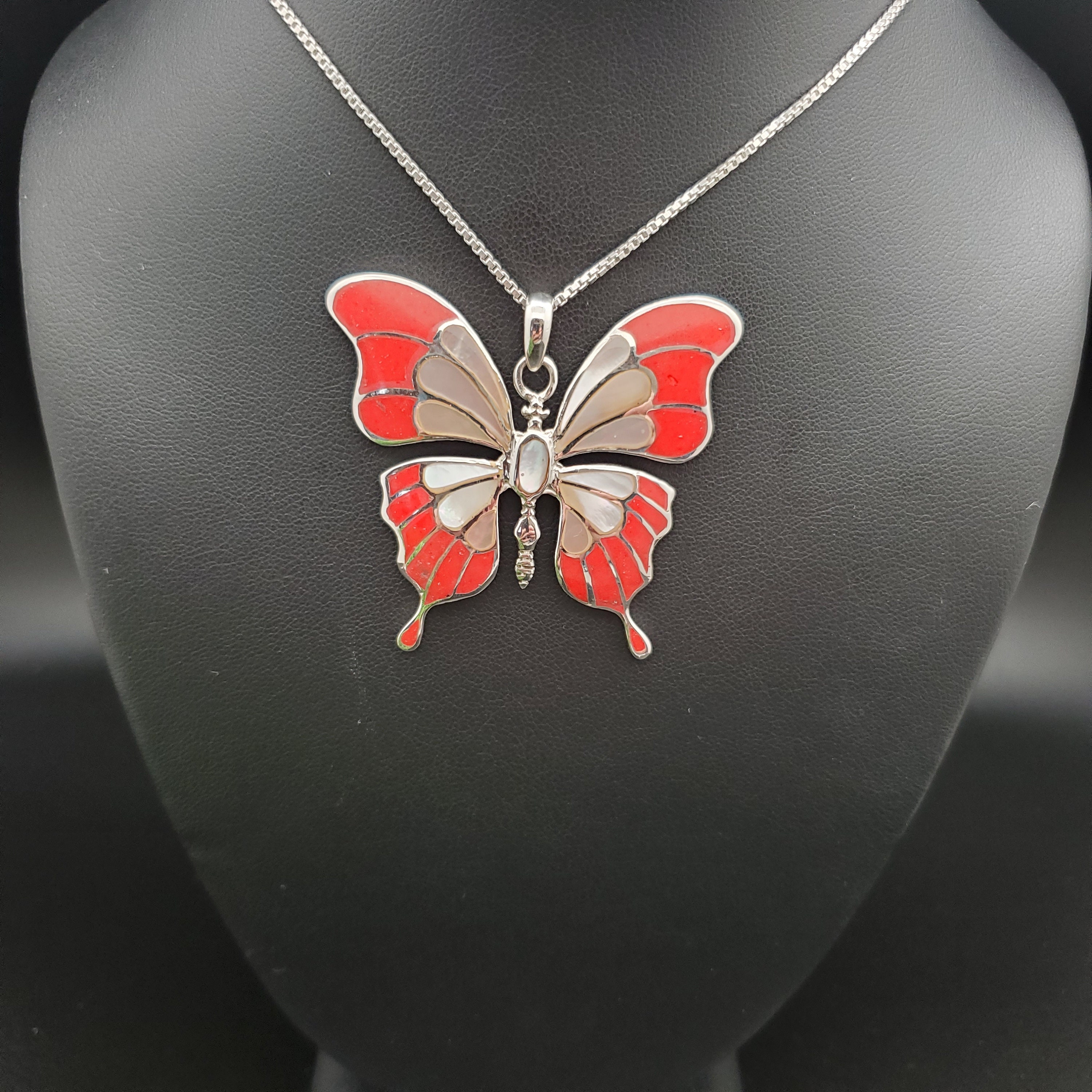 FFD #788 | 大きな象嵌珊瑚、マザーオブパールの蝶のネックレス