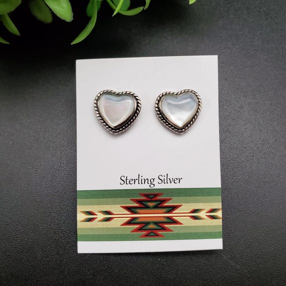 Anju★ QQ-729 | Dainty Heart Inlay White Mother of Pearl Earrings
