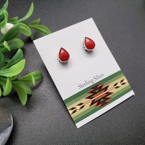 JJS-651 | Zierliche Kleine Rote Koralle Teardrop Ohrringe | Sterling Silber Rote Koralle Ohrstecker | Silber rote Stein Ohrstecker | Teardrop Korallen Post